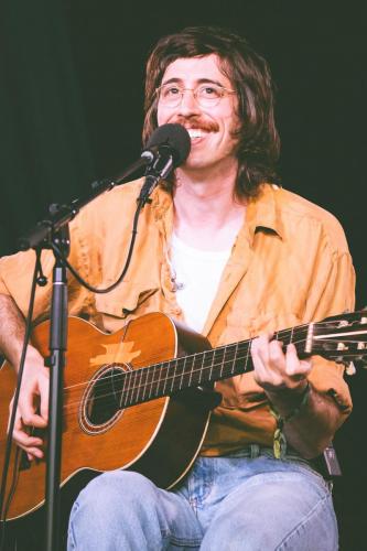 Tim Bernardes